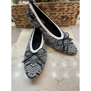 Skechers Size 10 Air Cooled Memory Foam Black White Flats Ponted Toe Preowned